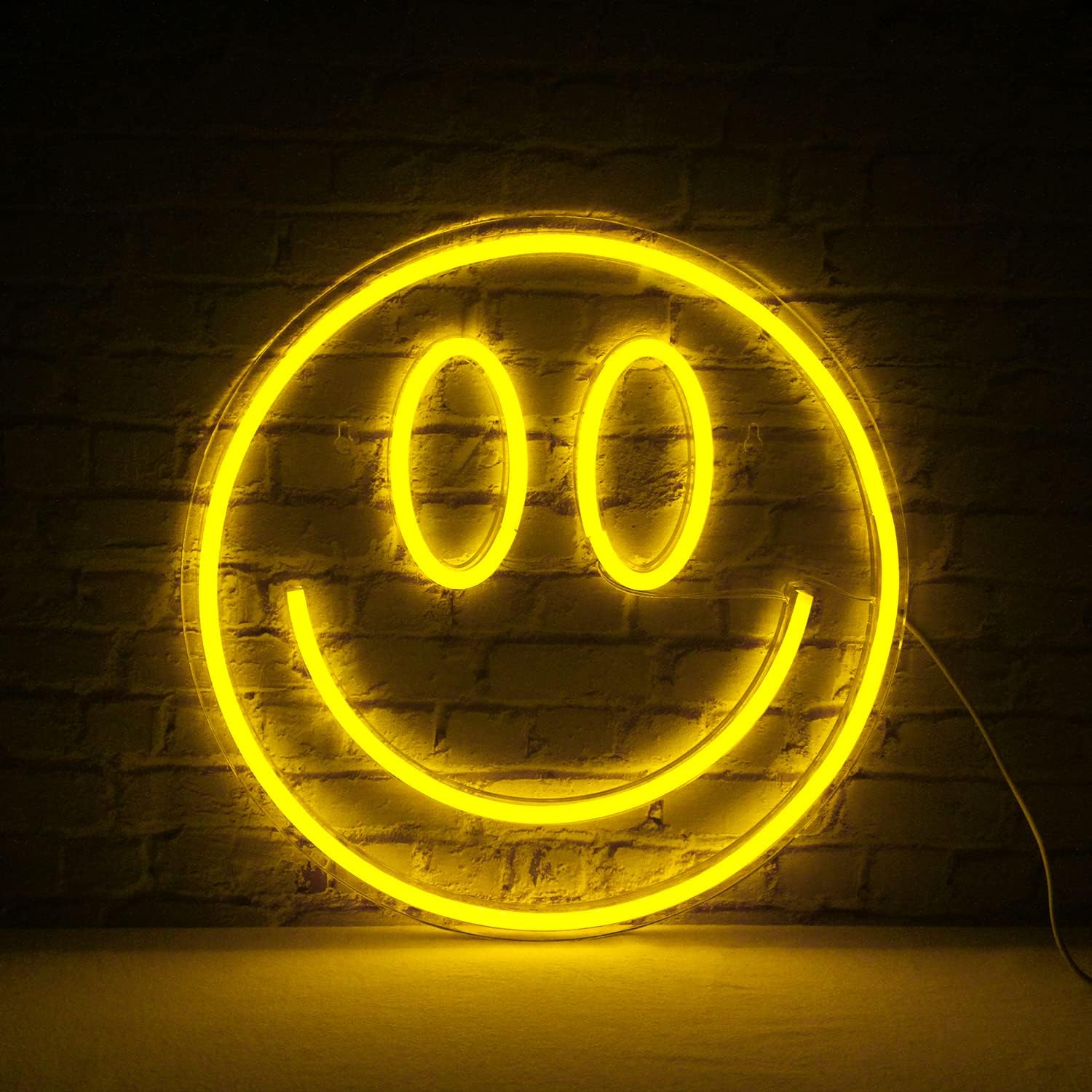 Semn zâmbitor LED cu neon pe perete