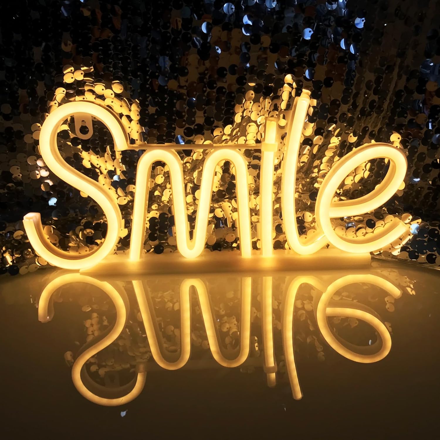 Smile led semn strălucitor pe perete cu neon